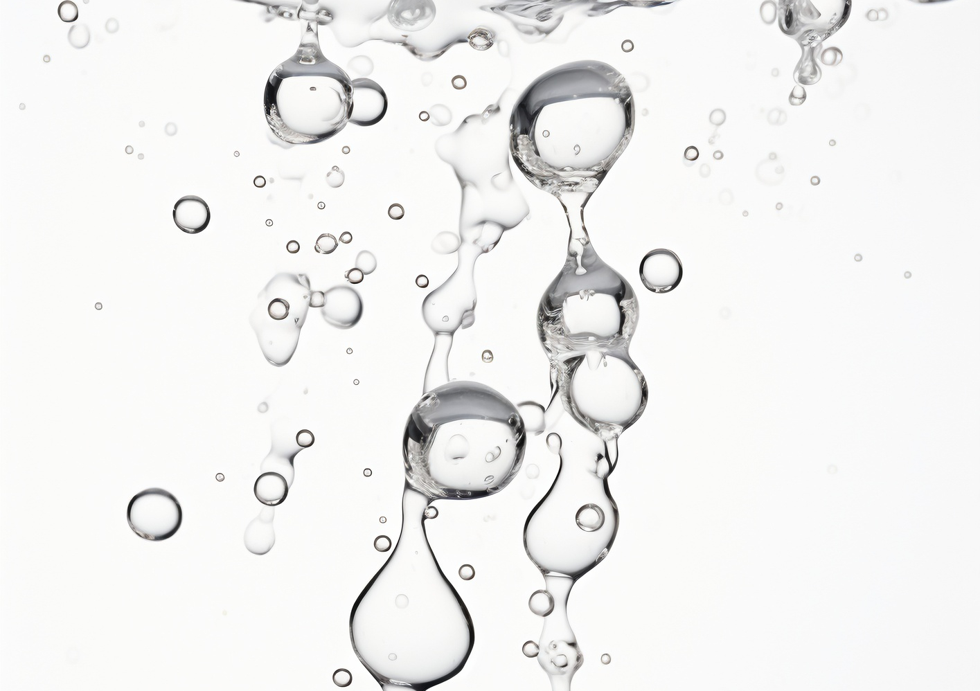 Gouttes de gel transparent évoquant la texture de l'acide hyaluronique et l'hydratation de la peau